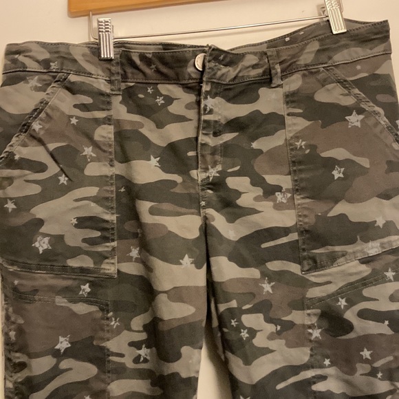 EUC Wit and Wisdom camo pants - Picture 2 of 4